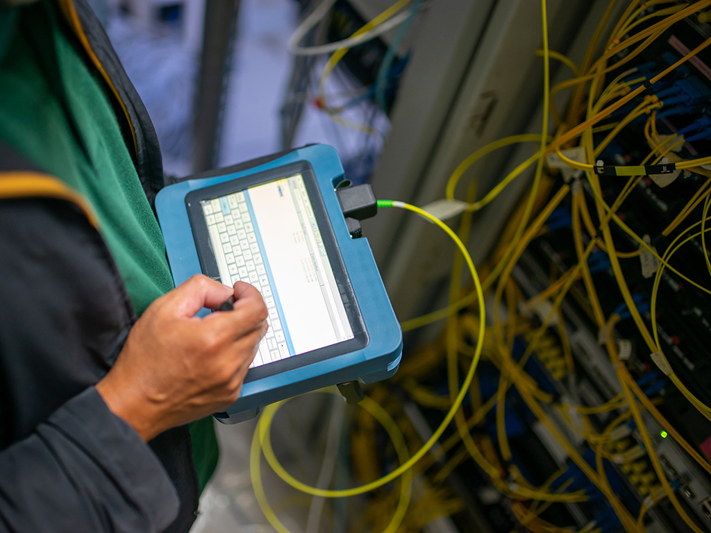 Testing signal  Fiber optic cables for readiness for use